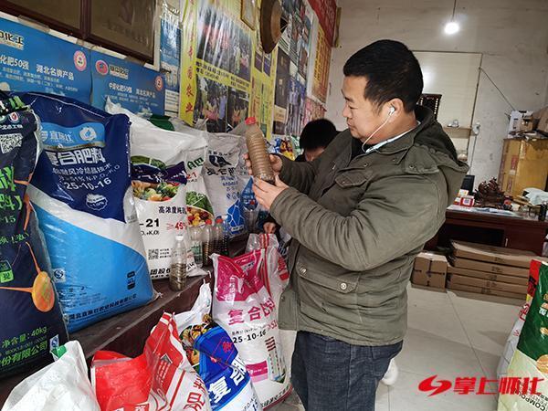 2月2日,记者在沿河南路农资集散地看到,各农资商店内各类产品琳琅满目